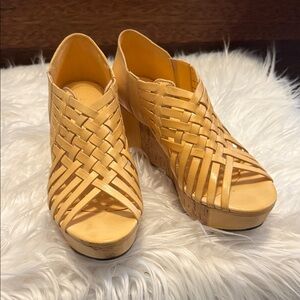 Chocolat Blu Women's Woven Platform Sandals - Tan